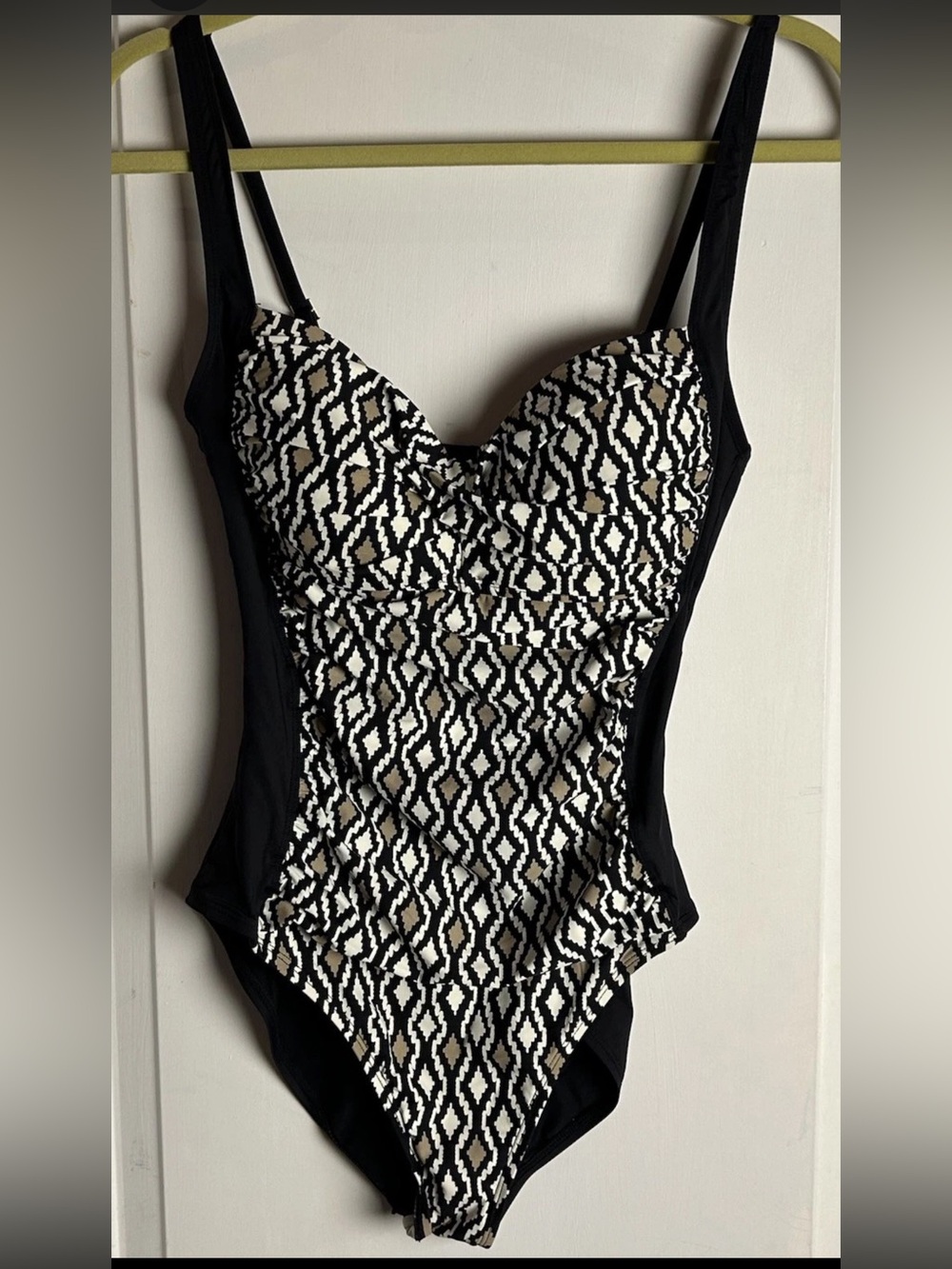 La Blanca Island Goddess One Piece Swimsuit Geometric Pattern Tummy Control